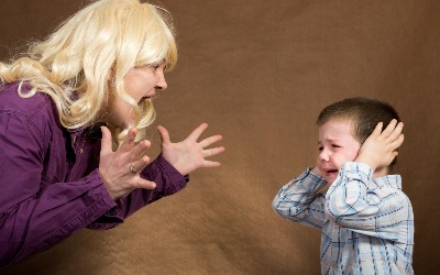 Агрессия матери к ребенку. Почему она возникает, как проявляется, как преодолеть агрессию по отношению к близким. Истории из жизни. Мнение психолога.