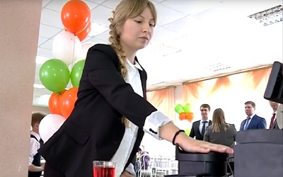 Питание ребенка в школе. В школе 168 Новосибирска введена новая прогрессивная система оплаты школьных обедов. Терминал, считывающий отпечатки пальцев, как способ оплаты.