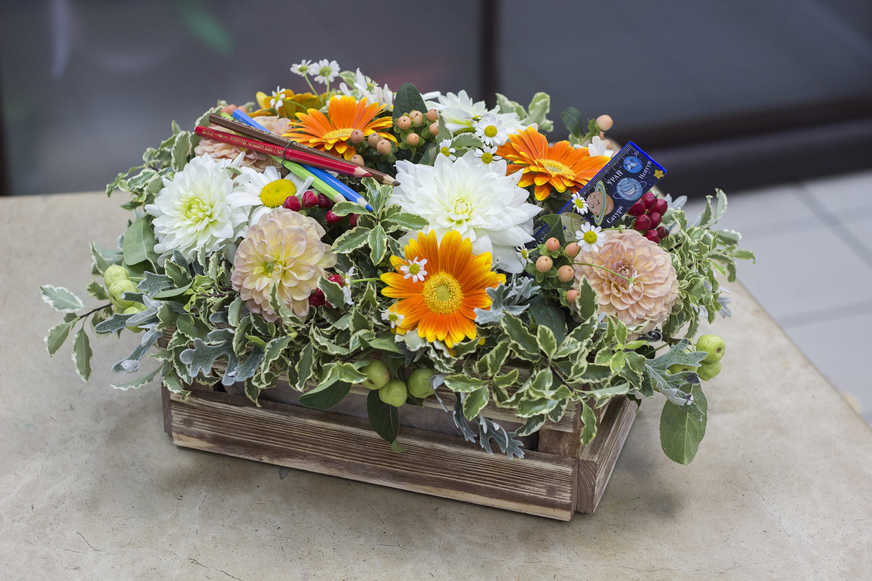 Букет ко Дню учителя своими руками - мастер-класс по флористике. Необычный букет для учителя из садовых цветов. Букет в декоративном ящичке в подарок.