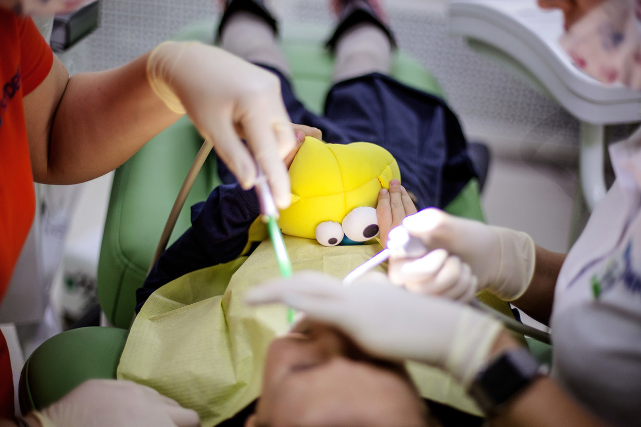 Детская стоматология в Новосибирске: где вылечить зубы ребенку под полным наркозом. Отзывы о клинике Skydent Kids. Как научить ребенка не бояться стоматолога.