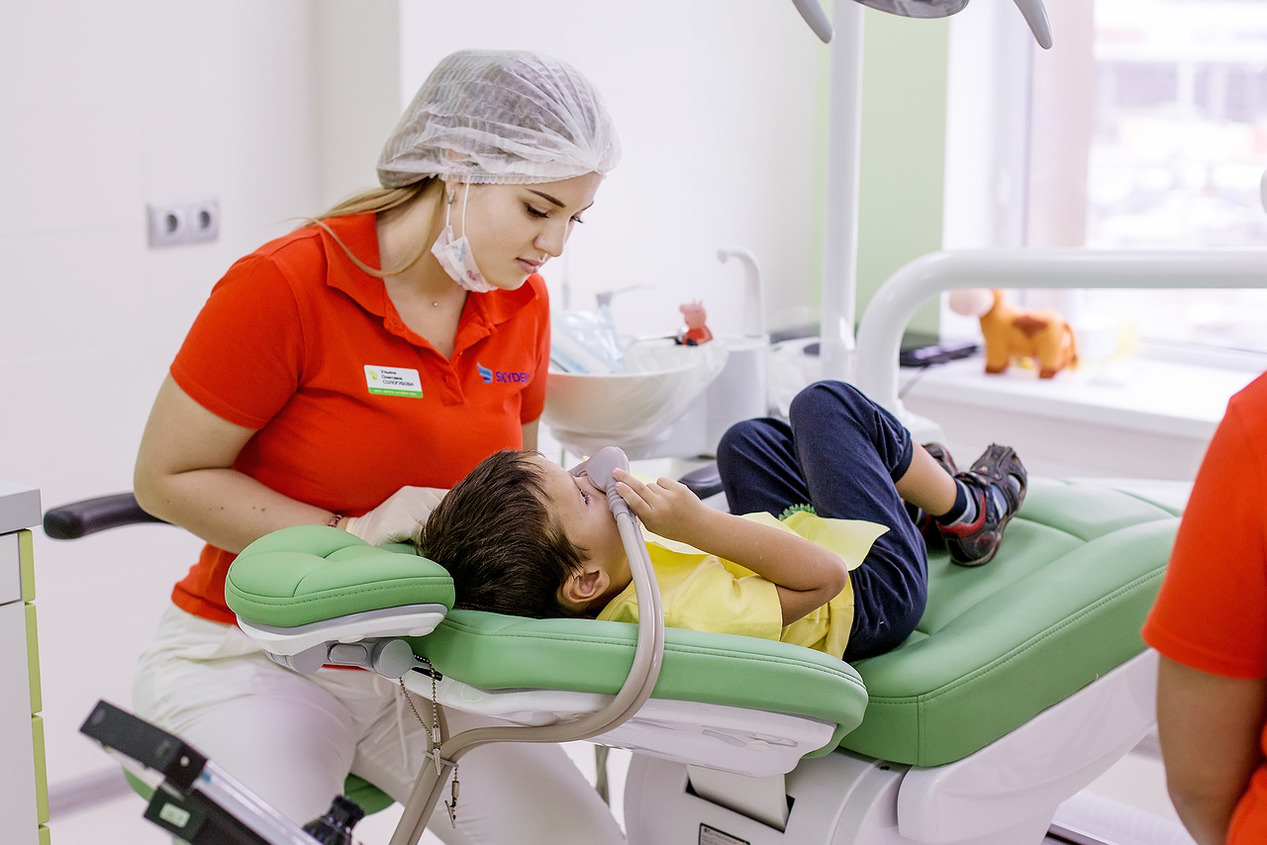 Детская стоматология в Новосибирске: где вылечить зубы ребенку под полным наркозом. Отзывы о клинике Skydent Kids. Как научить ребенка не бояться стоматолога.