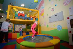 Куда сходить с ребенком в Новосибирске: центр детских развлечений Kinder Park. Отзывы мам о центре Kinder Park: детские дни рождения с анимацией, недорогие развивающие занятия, современные игровые автоматы. Протестировано Сибмамой!