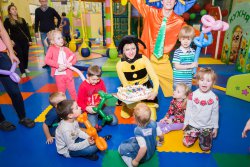 Куда сходить с ребенком в Новосибирске: центр детских развлечений Kinder Park. Отзывы мам о центре Kinder Park: детские дни рождения с анимацией, недорогие развивающие занятия, современные игровые автоматы. Протестировано Сибмамой!
