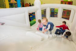 Куда сходить с ребенком в Новосибирске: центр детских развлечений Kinder Park. Отзывы мам о центре Kinder Park: детские дни рождения с анимацией, недорогие развивающие занятия, современные игровые автоматы. Протестировано Сибмамой!