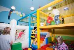 Куда сходить с ребенком в Новосибирске: центр детских развлечений Kinder Park. Отзывы мам о центре Kinder Park: детские дни рождения с анимацией, недорогие развивающие занятия, современные игровые автоматы. Протестировано Сибмамой!