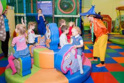 Куда сходить с ребенком в Новосибирске: центр детских развлечений Kinder Park. Отзывы мам о центре Kinder Park: детские дни рождения с анимацией, недорогие развивающие занятия, современные игровые автоматы. Протестировано Сибмамой!