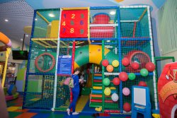 Куда сходить с ребенком в Новосибирске: центр детских развлечений Kinder Park. Отзывы мам о центре Kinder Park: детские дни рождения с анимацией, недорогие развивающие занятия, современные игровые автоматы. Протестировано Сибмамой!