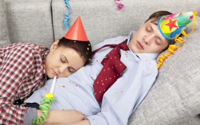 Новогодняя подростковая вечеринка без родителей. Стоит ли отпускать ребенка встречать Новый год со сверстниками? Какие опасности подстерегают подростка на вечеринке? Игры для подростков на Новый год.