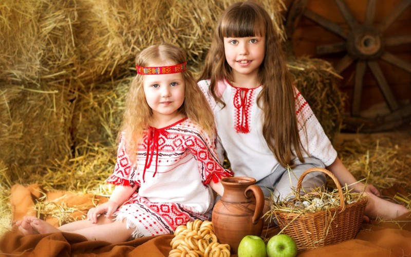 Этнопедагогика. Что такое этнопедагогика и чем отличается воспитание этнопедагогикой от других развивающих занятий. Потешки, попевки, пестушки и другие приемы народного воспитания. Где занимаются этнопедагогикой и фольклором для детей в Новосибирске.