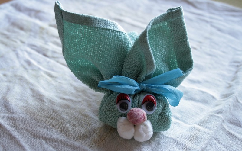 Милые пасхальные поделки для детей. Как красиво свернуть полотенце в виде кролика.