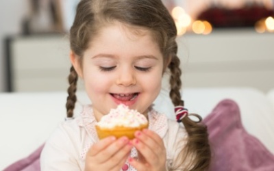 Нужно ли давать ребенку сладкое. Что делать, если ребенок ест много сладкого. Полезные советы родителям, как организовать питание ребенка, не приучая его к сладкому. 