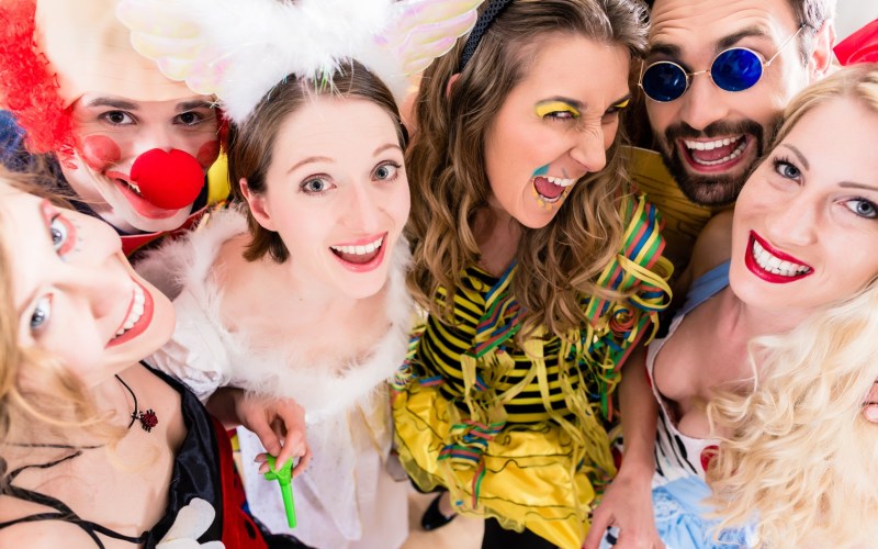 Психологический тест: как относятся к новому году люди с разным складом характера. Какой новогодний карнавальный костюм тебе больше всего подходит.
