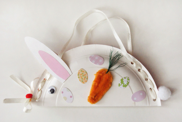 Простая поделка к Пасхе для малышей. Интересная идея для поделки к Пасхе - сумочка-кролик. Поделки из одноразовых бумажных тарелок. 