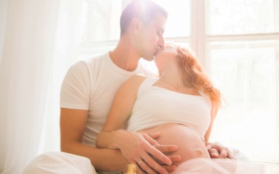 Может ли повредить ребенку секс во время беременности. Какие позу предпочесть во время секса беременной. Безопасный секс во время беременности. 
