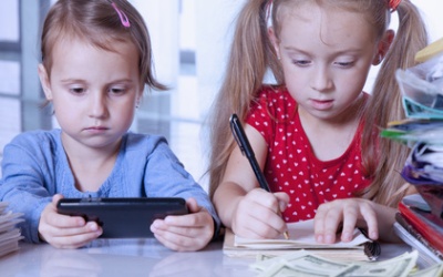 Ребенок и деньги: как определить, сколько денег выделять ребенку на расходы. Должен ли ребенок самостоятельно зарабатывать и с какого возраста. Сколько тратить на ребенка.