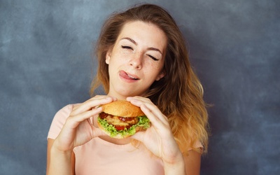 Здоровое питание, калорийность ежедневного рациона. Что калорийнее: гамбургер или ресторанное блюдо. Порльза фаст-фуда.