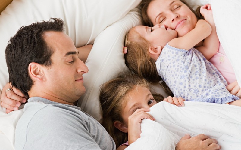 Совместный сон с ребенком. До какого возраста ребенок может спать с родителями. Как приучить ребенка засыпать самому. В каком возрасте лучше всего отселить ребенка в отдельную комнату. Совместный сон и грудное вскармливание.