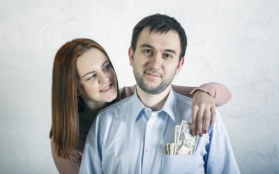 Деньги в семье. Может ли жена тратить деньги, заработанные мужем, на свои прихоти? Должны ли жена состоятельного мужчины работать?