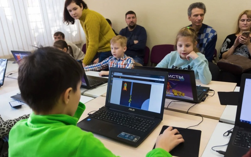 Школы программирования в Новосибирске. Алгоритмика - школа программирования для детей. Нужны ли детям компьютерные курсы. Тест-драйв Сибмамы - компьютерные курсы Алгоритмика для детей.