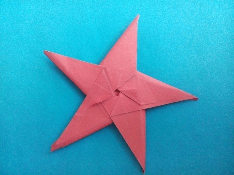 Сделать звезду из бумаги на 9. Пятиконечная звезда оригами. Оригами звезда. Звезда оригами к 9 мая. Оригами звезда из бумаги.