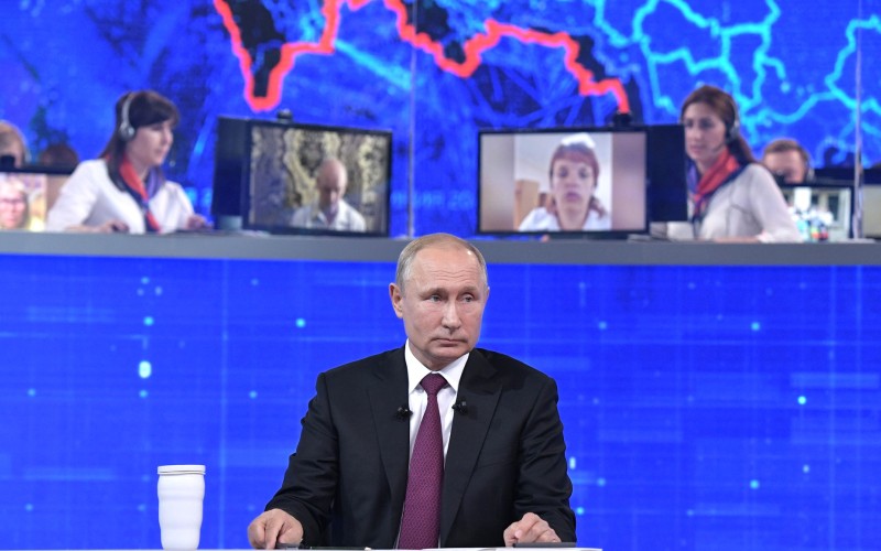 Прямая линия президента Путина 20 июня 2019 года. Сто Путин сказал о поддержке семей с детьми. Какая льготная ипотека положена многодетным. Пособие на детей от полутора до трех лет будет увеличено до прожиточного минимума.