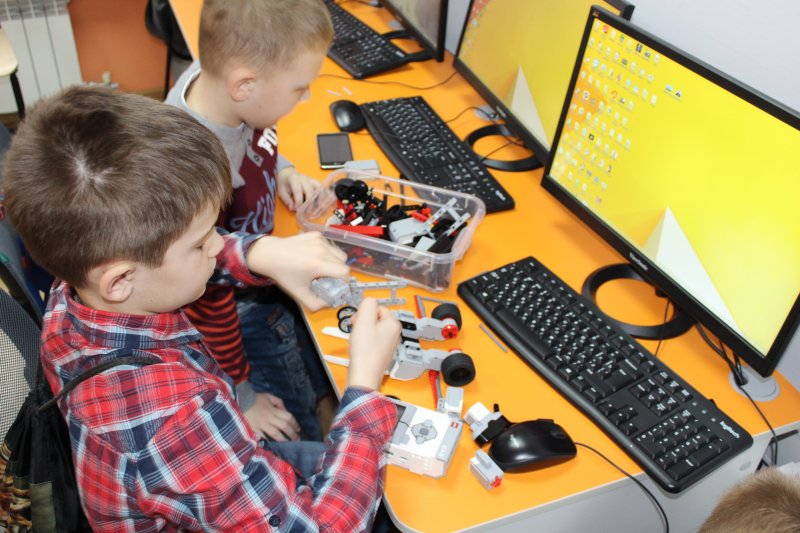 10 популярных компьютерных школ для детей в Новосибирске