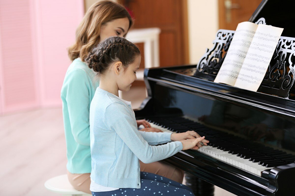 Ребенок за роялем