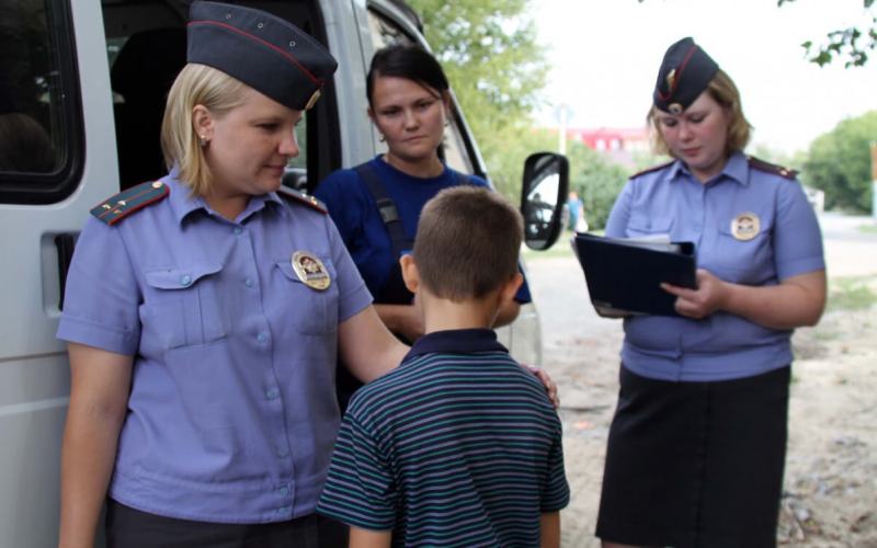 Должна ли полиция вмешиваться в школьные конфликты? Почему прокуратура проверила школу второклассницы Миланы из Новосибирска. Как родители разжигают конфликты между детьми в школе.
