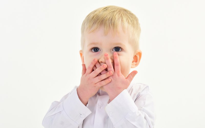 Как научить ребенка держать язык за зубами и избежать неловких моментов.
