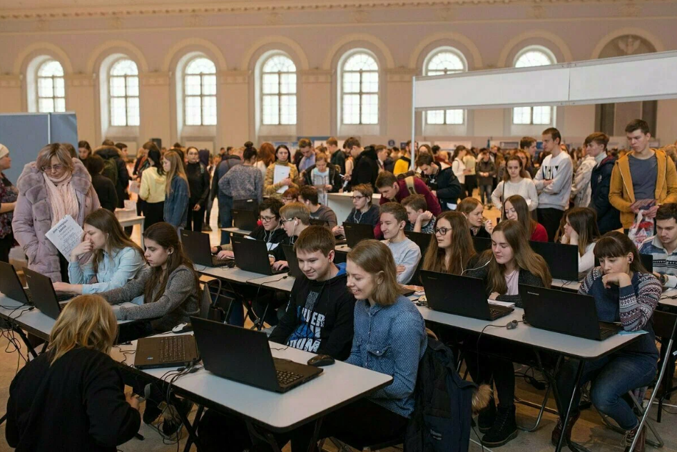 Выставка вузов и колледжей. Выставка навигатор поступления 2020. Максимум Эдьюкейшн Курская. Максимум образовательные курсы. Навигатор поступления 2021 Брянск