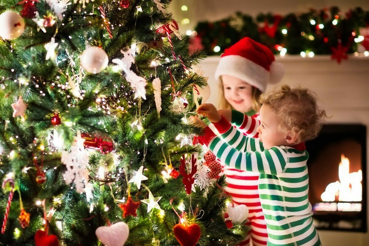 Дети наряжают новогоднюю елку
