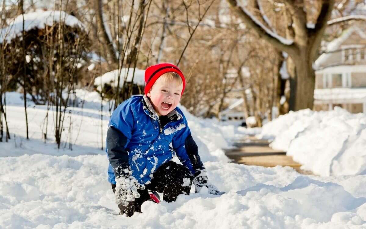 Играем со снегом. Дети зимой. Дети на улице зимой. Зимние развлечения. Дети в снегу.