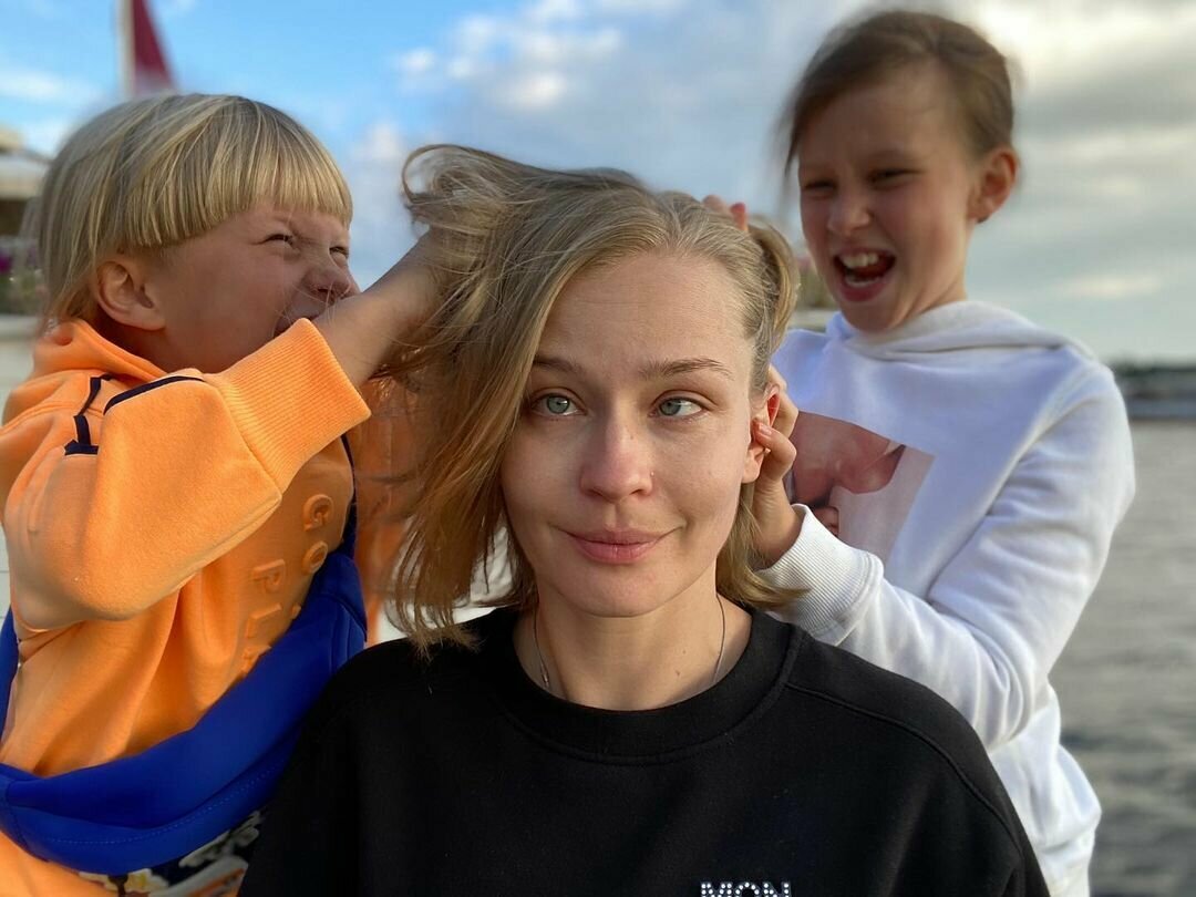 Юлия Пересильд с дочками 2021