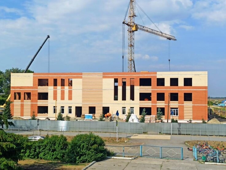 В селе Ивановка Баганского района строится новая школа на 180 учеников.