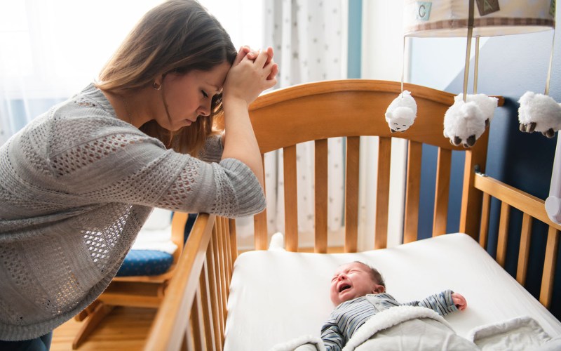 Почему плачет малыш? 8 причин плача новорожденного