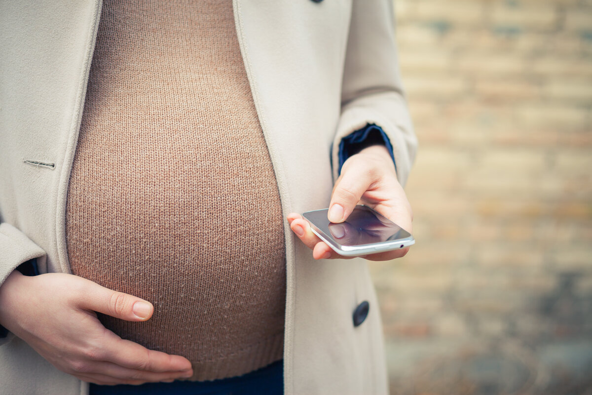 Беременная со смартфоном