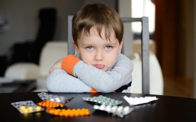 лекарства в детском саду; как давать ребенку лекарства в детсокм саду, должен ли воспитатель давать лекарства ребенку в детсаду