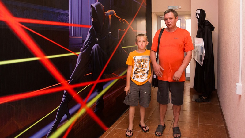 Куда сходить с ребенком в Новосибирске. Лабиринт минотавра - лазерный квест, комната страха, зеркальный лабиринт. Очки виртуальной реальности. Отзывы посетителей развлекательного центра.