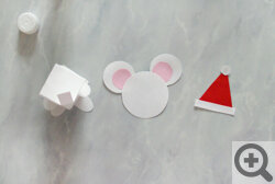 Простые новогодние поделки для дошкольников. Поделка-мышка из бумаги. Простая поделка для ребенка трех лет - мышка-пружинка в новогоднем колпачки. Поделка-подарок в год Крысы.
