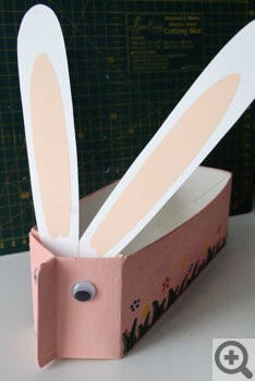 Простая поделка к Пасхе для малышей. Интересная идея для поделки к Пасхе - корзинка-кролик. Поделки из бумажных молочных пакетов. 