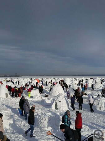  «Самое большое количество снежных купольных иглу, построено за 6 часов», — сообщает сайт регистратора.