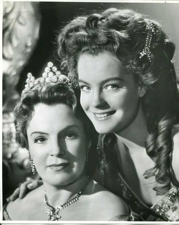 В 1954 году на экраны выходит фильм «Молодые годы королевы Виктории», в котором 16-летняя Роми сыграла главную роль