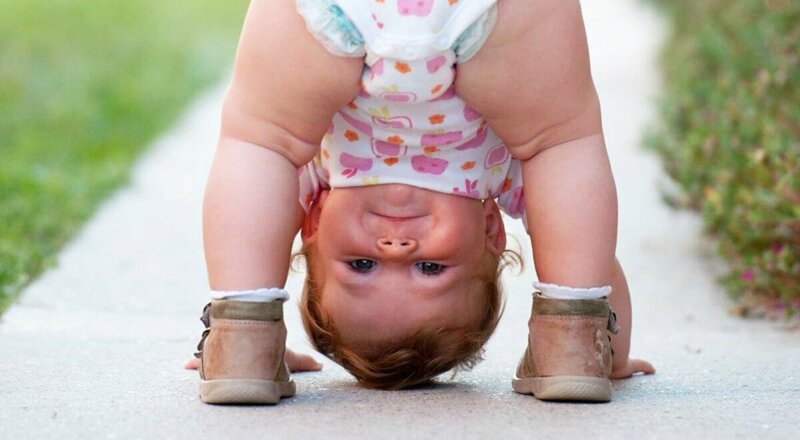 Это упражнение следует делать лишь после того, как малыш научится уверенно стоять без опоры.