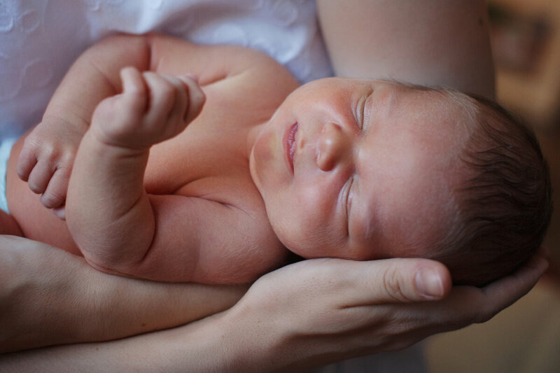В первые дни жизни новорожденный лучше слышит, чем видит.