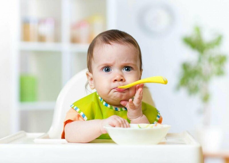 Аккуратно и полностью самостоятельно ребенок научится есть только в возрасте около двух лет