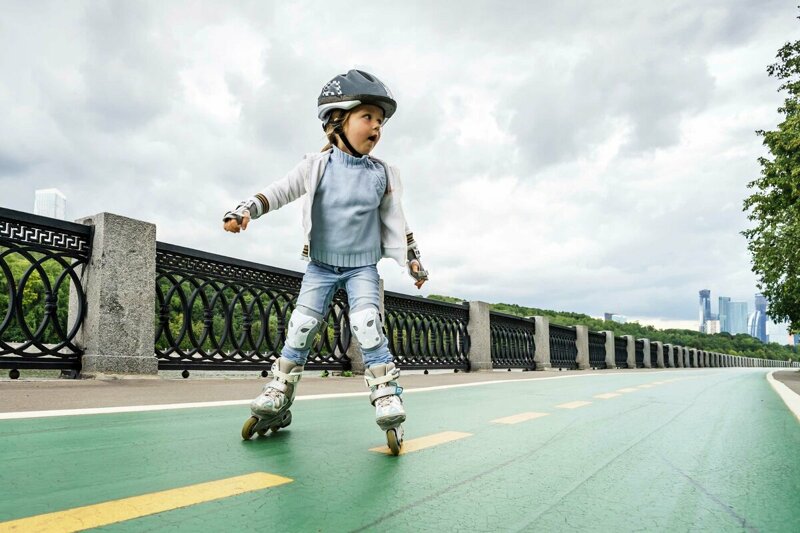 если ребенок не владеет стопами, то он совершенно точно не удержит ноги в правильном положении при катании на коньках или роликах
