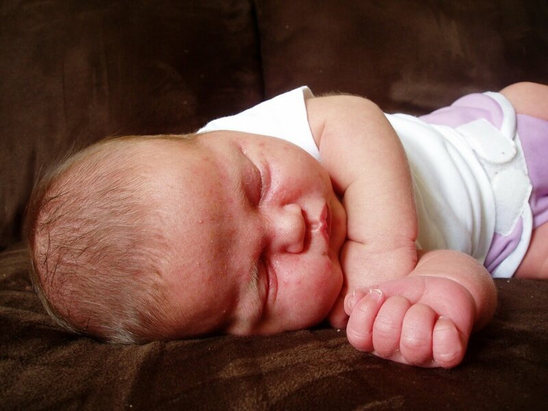 Гормональная сыпь у новорожденных и грудничков: признаки и лечение