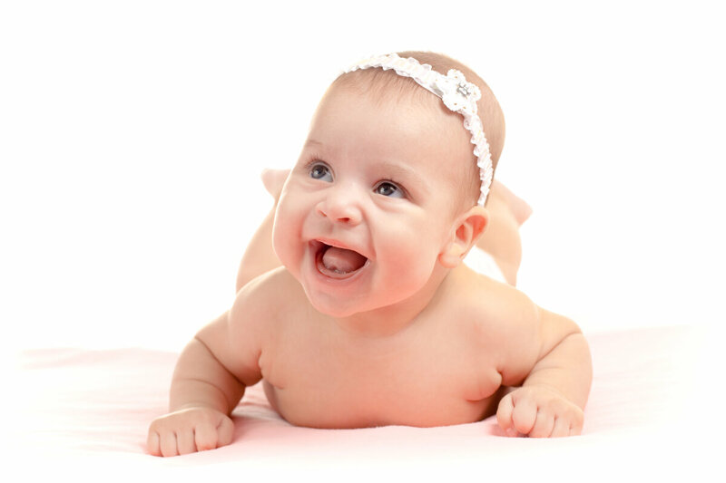 В 3 месяца младенец уже умеет улыбаться. И охотно делает это при виде мамы и других родственников