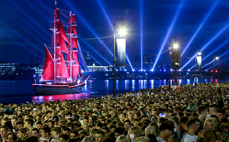 Красивое и зрелищное шоу под названием «Алые паруса» в Санкт-Петербурге