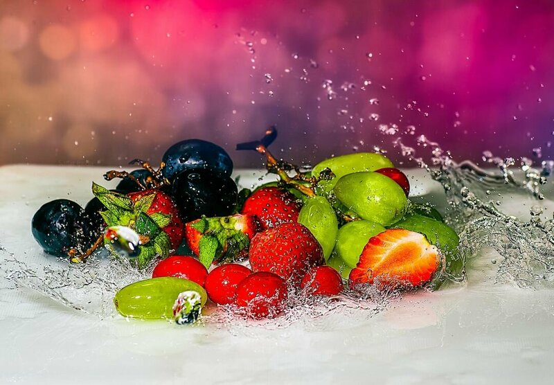 Большинство ягод, таких, например, как вишня и малина, достаточно промыть под проточной водой